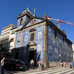 die Capela das Almas de Santa Catarina, deren Fassade tausende Azulejos schmücken