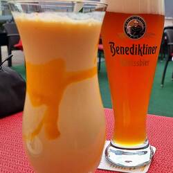 Im Biergarten beim Inder: Mango-Lassie und Weizen