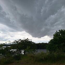 Drohendes Gewitter über dem Niegripper See