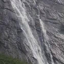 Il ghiacciaio...la cascata...il lago...meraviglioso!! ❤