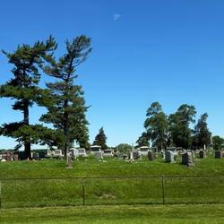 Ein Friedhof auf der grünen Wiese