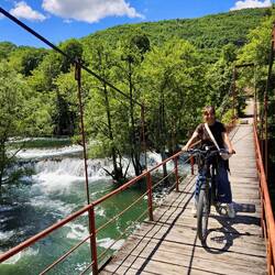 Auch die Bikes dürfen mal die Hängebrücke queren