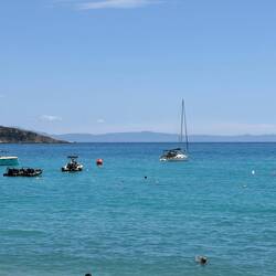 Im Hintergrund ist die Insel Korfu