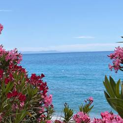 Im Hintergrund ist die Insel Korfu