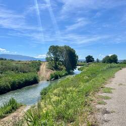 Début de l'étape du jour le long des canaux, dans la plaine d'Ombrie