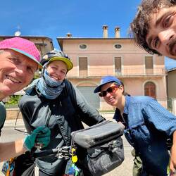 Forcément quand d'autres cyclovoyageurs s'arrêtent, la réparation prend plus de temps