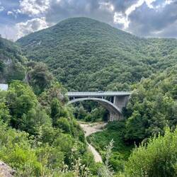 Je préfère les ponts en bon vieux béton comme celui ci aux ponts suspendus à 50 m comme en Croatie