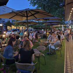 In den Cafés und Bars ist abends wieder viel los
