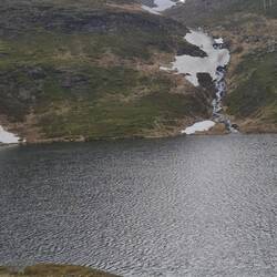 Bergsee durch Schmelzwasser.