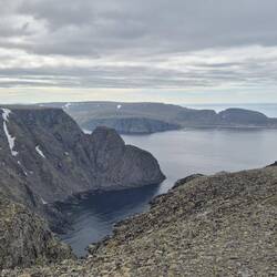 Angekommen am Nordkapp mit Blick auf den Knivskjelodden, den nördlichsten Punkt von Norwegen...