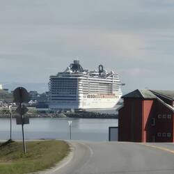 Oh, jetzt wird es eng am Nordkapp. Kein Wunder, uns kamen einige Busse entgegen. MSC in Honningsvag