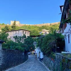Während die Burg noch an der Sonne ist, taucht die Altstadt in den Schatten ein