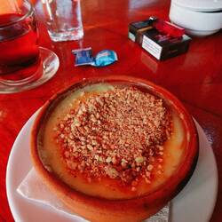 Sowas wie ein Vanille Pudding mit bissel Michlreis drin...😋