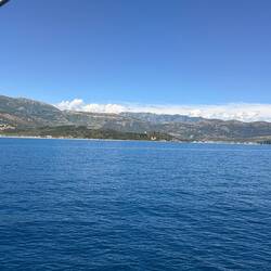 Rechts Burg und links Stadt Himare am Wasser