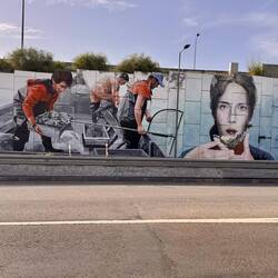 selbst auf dem Radweg neben der Schnellstraße finden wir Murales