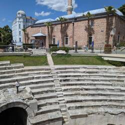 История Болгарии в одном фото: древнеримский амфитеатр, сверху османская мечеть