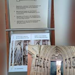 Unten: Paradiesportal, biblisches Gleichnis von den klugen und törichten Jungfrauen
