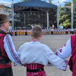 Хоровод всё рос, потому что в него включались прохожие – и все знали танец!