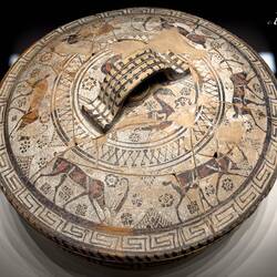 Terracotta lekane (serving dish) rom Pitane-Çandarlı (Orientalizing Period [750-600BCE]).