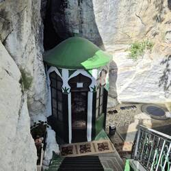 Eingang zur Wallfahrtshöhle des Bektashi-Ordens, von Muslimen und Christen verehrt