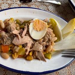 White bean salad with tuna.