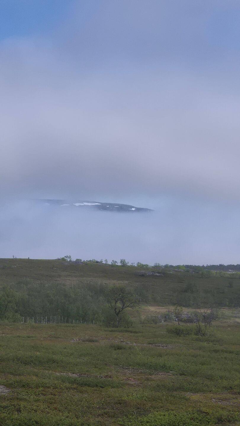 God morgen, ein Blick aus dem WoMo. Der Nebel und die Wolken lassen nur die Bergspitze sehen.
