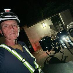 23h23 : on a mobilisé tout ce qu'on avait de lumineux et réfléchissant pour aller au port