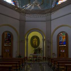 Kleine Kapelle, Zugang hinter dem Altar