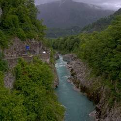 Mit Glück sind Kajakfahrer auf dem Fluss zu beobachten