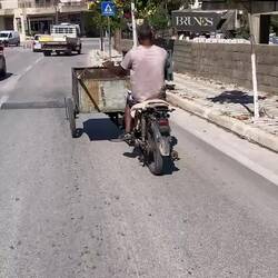 Ein Lasten-Transporter in Saranda
