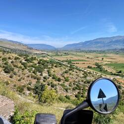 Blick zurück über das Tal von Gjirokastra