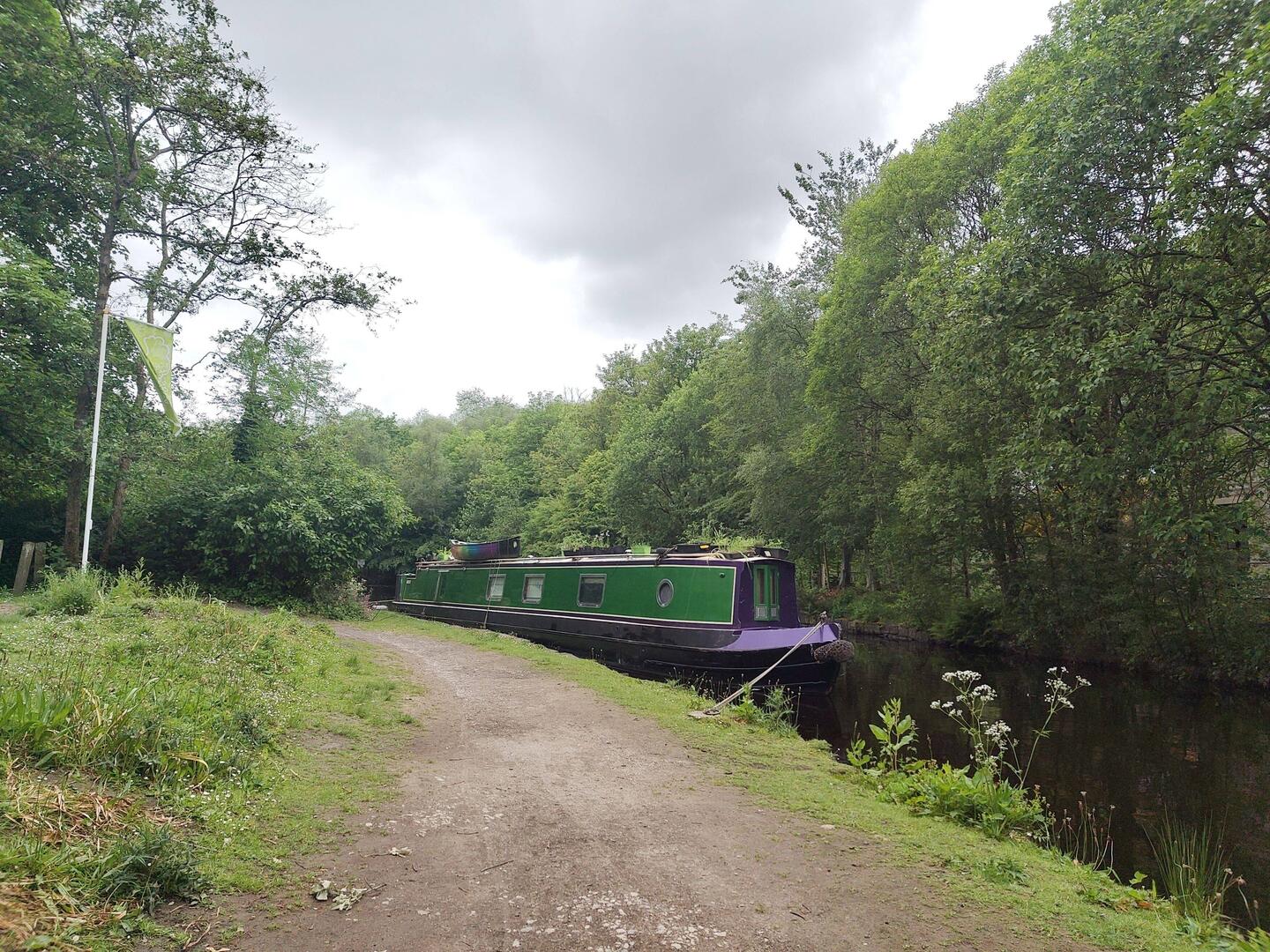 The towpath veered to the left, leaving us with a patch of grass at the stern to call our own