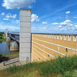 Der Mittellandkanal wird direkt (B 4,25 m, T 32 m) über die Elbe geführt