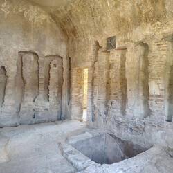 Tubulures dans les murs des thermes et bassins