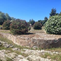 Le Leonidaion, avec sa fontaine énorme curviligne