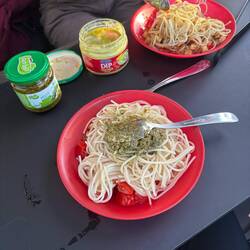 Guacamole auf den Nudeln