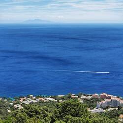 Elba im Hintergrund