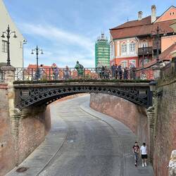 Die Lügenbrücke.