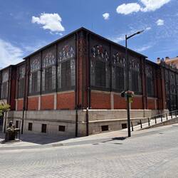 die Markthalle erlaubt uns am Sonntag nur den Blick von außen