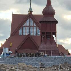 Die Holzkirche (1903-1912) wurde am 19./20.8.2025 im Stück umgesetzt. 40 m breit, 672 to schwer.