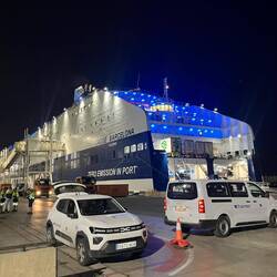 Impressionnant ce bateau avec ces ponts multiples. Les camions sont minuscules