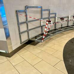 Impossible de s'installer sur une banquette. Elles sont pour la plupart en travaux.