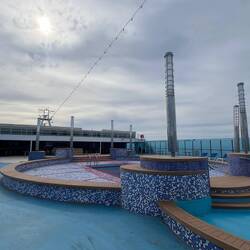 Han la piscine est fermée ?!
