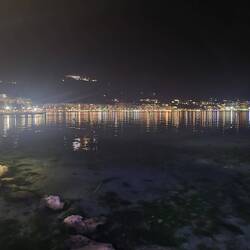 Vlora bei Nacht