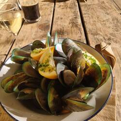 Mussels with garlic ciabatta