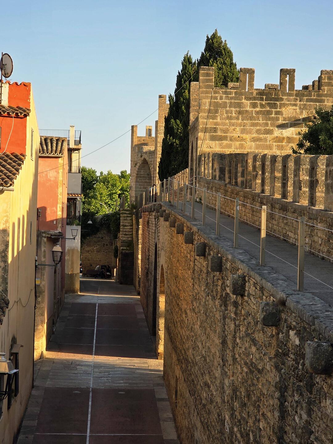 Old Town Alcúdia has about 1km of walls that can be walked (and for free 😊).