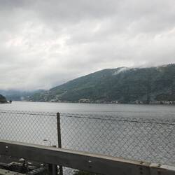 Der Luganersee noch ganz Wolken verhangen
