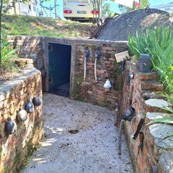 Überall auf dem Gelände alte Bunker