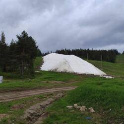 Der Schnee vom Winter wird auf den Skipisten bis zur nächsten Saison unter Planen gelagert