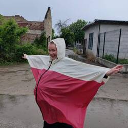 На десерт: фото меня в дождевике, под которым помещаются аж два рюкзака сразу
